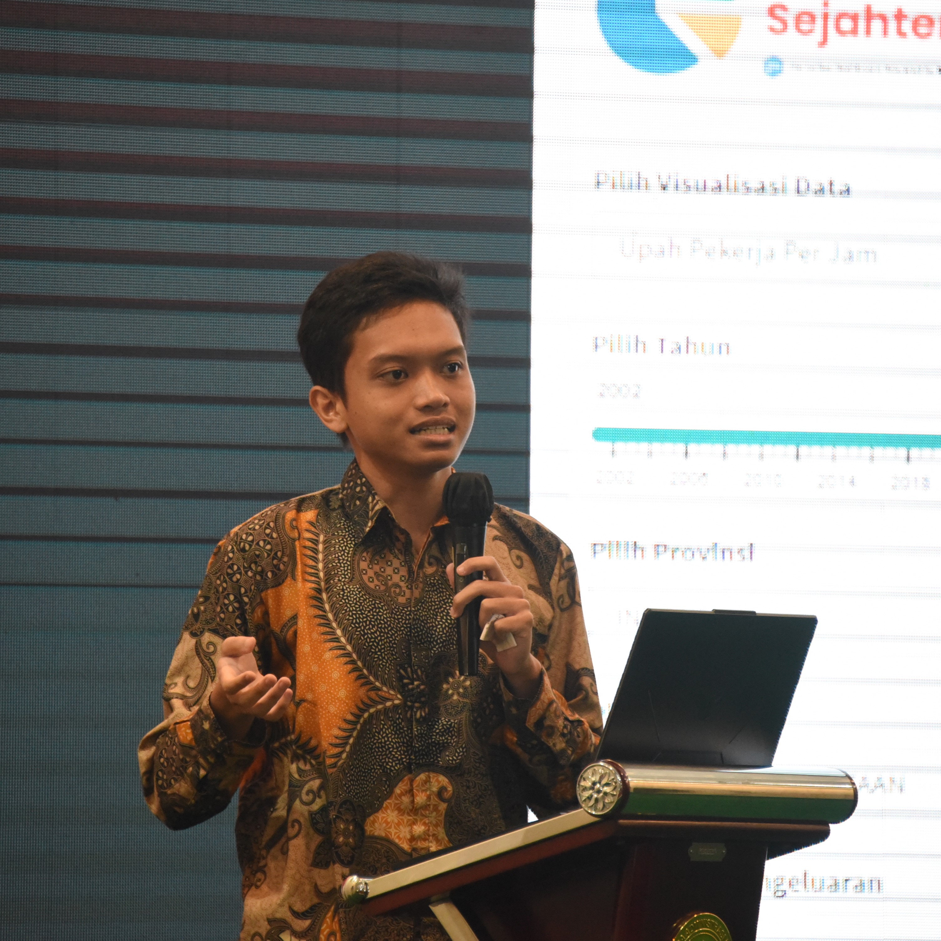 Presentation at 2023 LAN Data Hackathon Final Demo Day